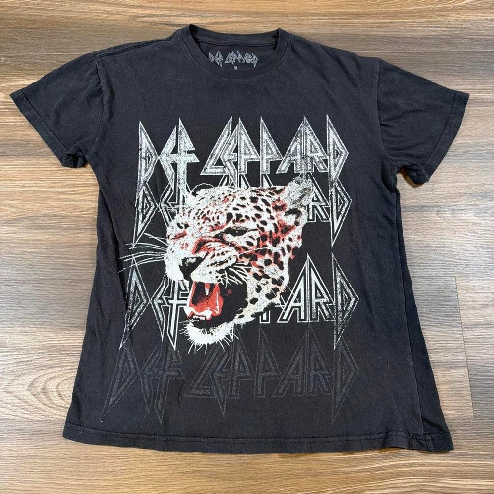 Black Def Leppard cotton t-shirt with white leopard graphic and 'DEF LEPPARD'